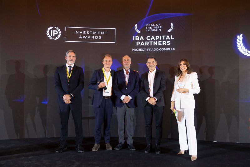 Jesus Valderrama Y Thierry Julienne Co Fundadores De Iba Capital Partners Recibiendo Uno De Sus Premios