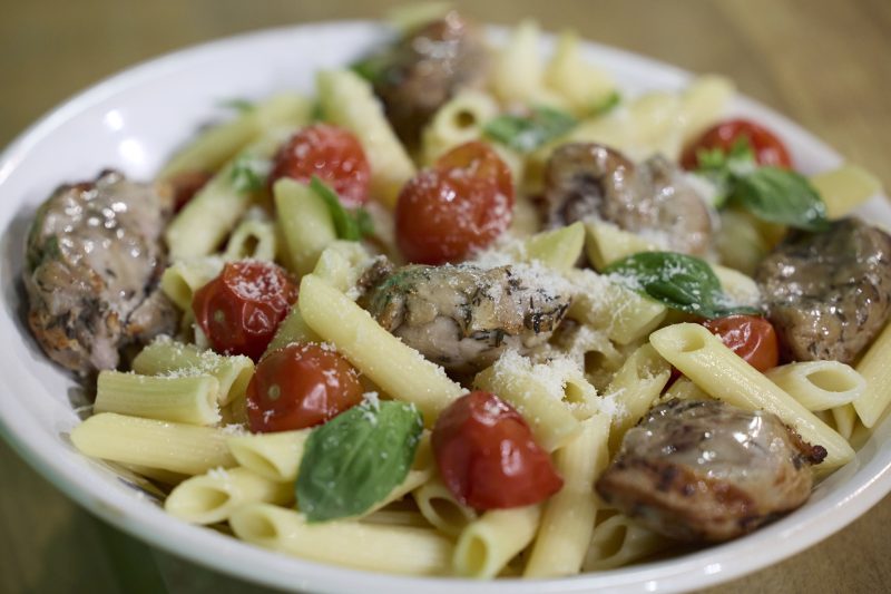 Pasta Con Carne De Conejo Cherries Asados Y Albahaca