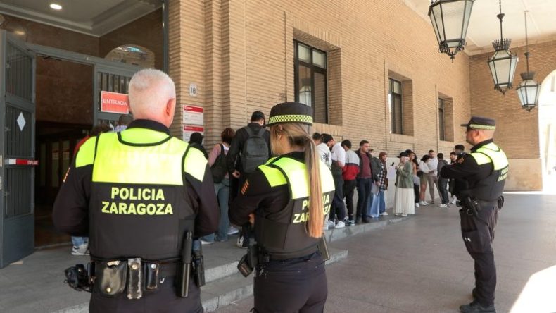 Europapress 7446230 Cientos Inmigrantes Acuden Ayuntamiento Aprobacion Real Decreto Regulacion