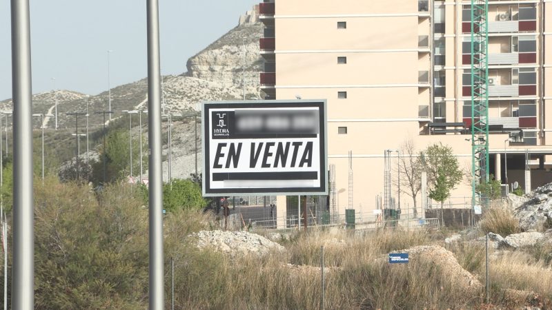 Europapress 7497039 Cartel Venta Parcela Barrio Construccion
