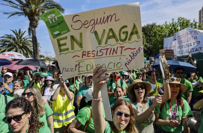 Europapress 7537715 Decenas Personas Concentran Frente Conselleria Educacion Reunion Oficial