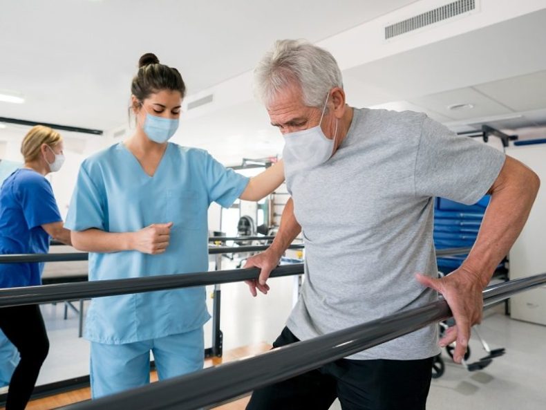 Europapress 4579133 Fisio Trabajando Paciente