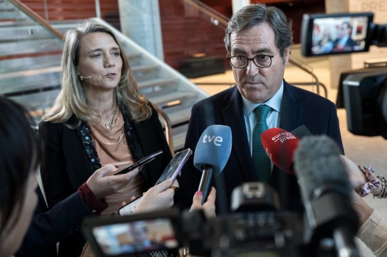 Europapress 7145118 Presidente Ceoe Antonio Garamendi Presidenta Cepyme Angela Miguel Ofrecen