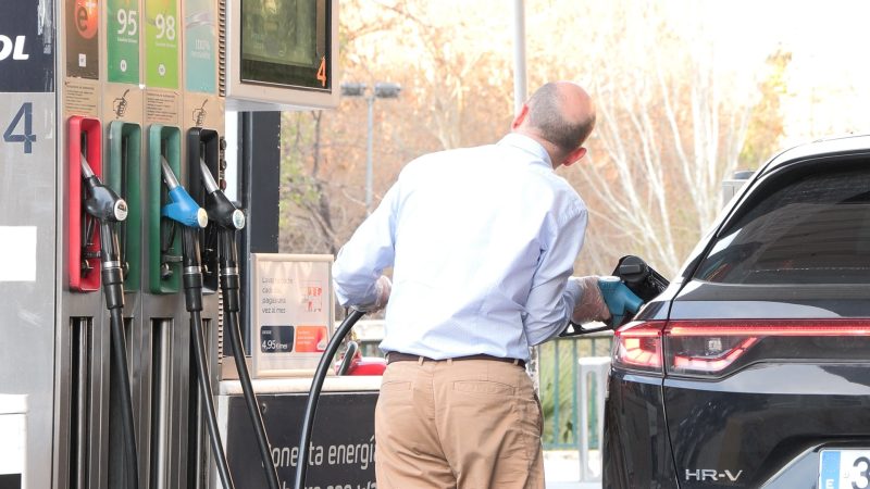 Europapress 7354843 Hombre Repostando Combustible
