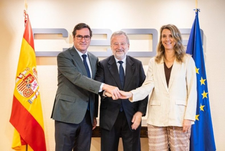 Europapress 7648721 Presidente Ceoe Antonio Garamendi Presidente Caixabank Tomas Muniesa