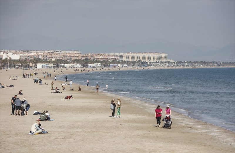 Europapress 4308734 Varias Personas Playa Malvarrosa Fallas 2022 10 Marzo 2022 Valencia