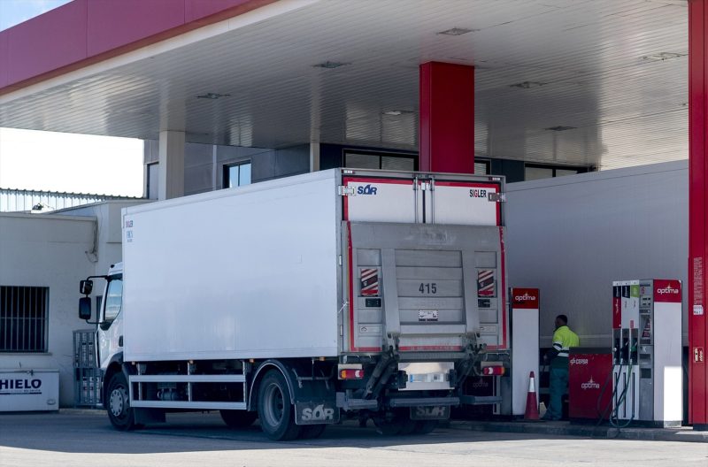Europapress 4355776 Camion Reposta Gasolinera Dia Entrado Vigor Rebaja 20 Centimos Litro
