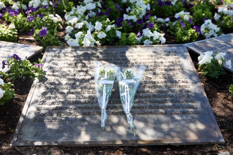 Europapress 5388697 Varias Personas Depositan Flores Acto Homenaje 15 Aniversario Tragedia