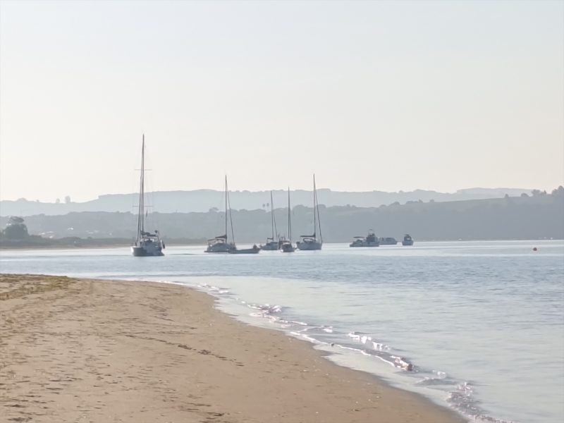 Europapress 7720418 Playa Puntal Somo Arena Barcos Mar