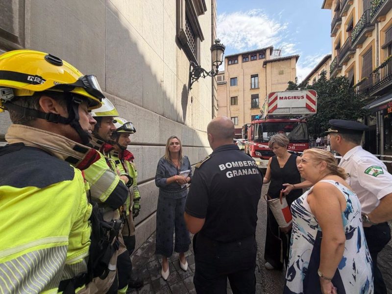 Europapress 7723875 Alcaldesa Granada Marifran Carazo Junto Bomberos Actuaciones Consecuencia