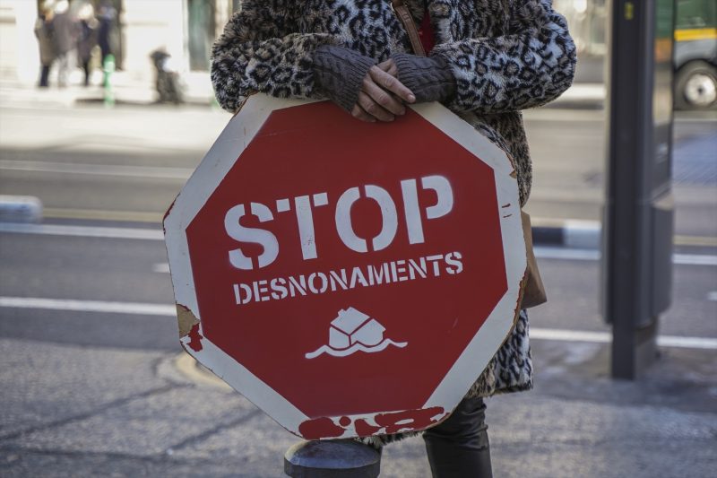 Europapress 5020092 Persona Sujeta Cartel Stop Desnonamients Concentracion Plataforma Afectados