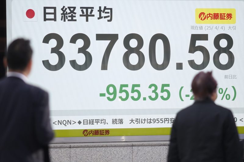 Europapress 6623138 04 April 2025 Japan Tokio People Walk Past An Electronic Stock Board