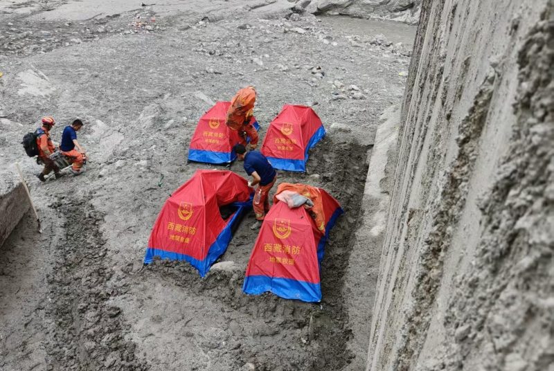 Europapress 7742214 Gyirong Sept 2026 Rescuers Set Up Tents Before Nightfall In Gyirong