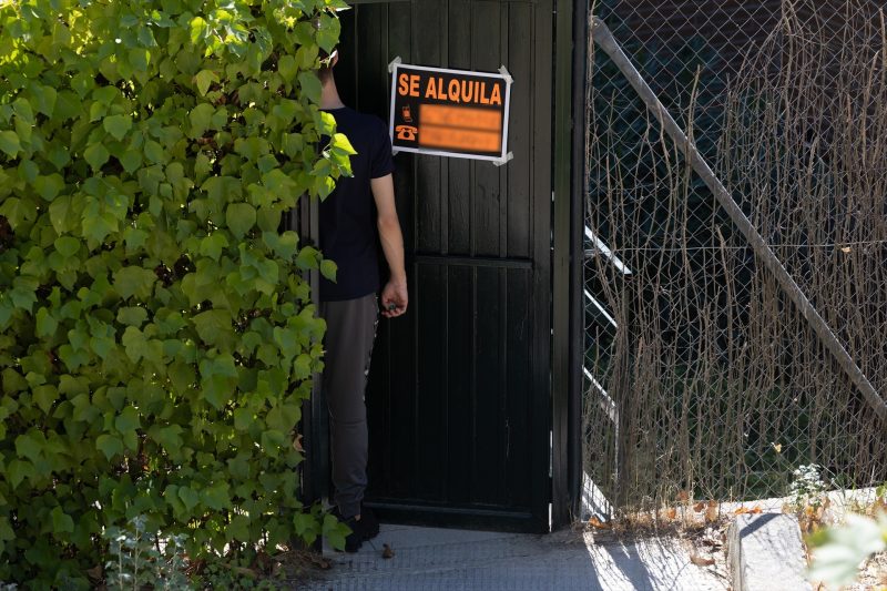 Europapress 6959103 Cartel Anuncia Alquila Vivienda 16 Septiembre 2025 Madrid Espana Precio